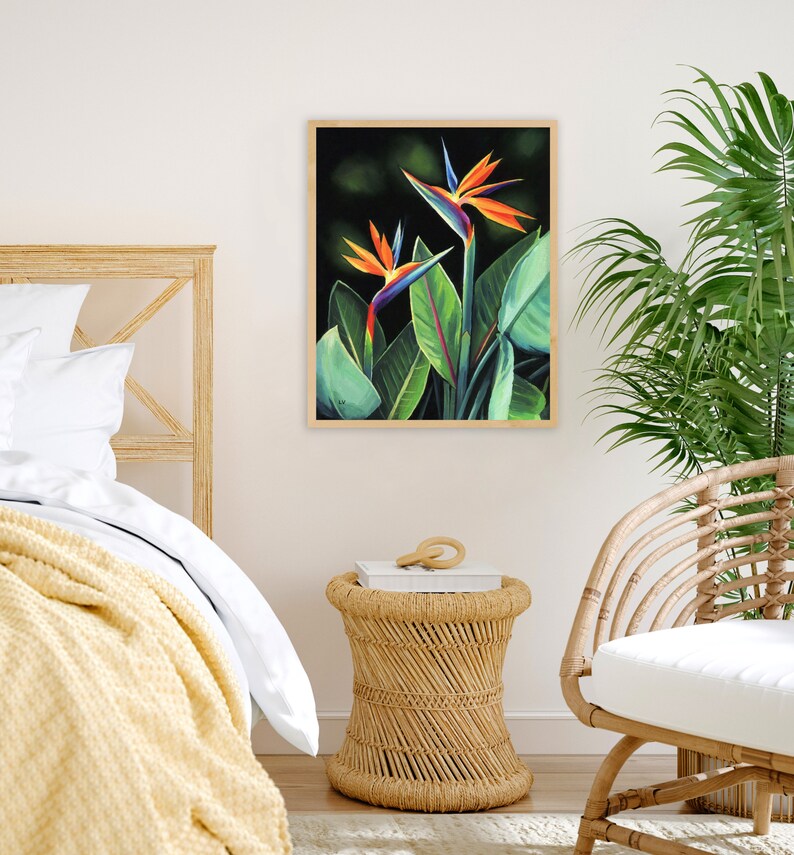 Puede incluir: Una impresi&oacute;n enmarcada de una pintura con dos flores de ave del para&iacute;so vibrantes de color naranja, azul y verde sobre un fondo verde oscuro.