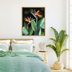 Puede incluir: Una pintura enmarcada de dos flores de ave del para&iacute;so naranja, azul y p&uacute;rpura con hojas verdes sobre un fondo verde oscuro.