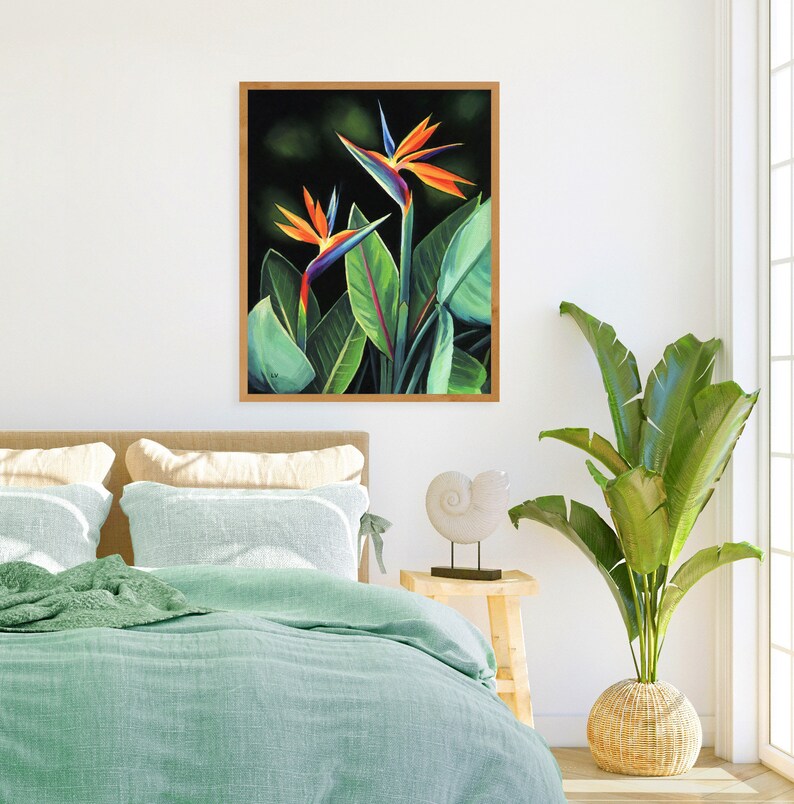 Puede incluir: Una pintura enmarcada de dos flores de ave del para&iacute;so naranja, azul y p&uacute;rpura con hojas verdes sobre un fondo verde oscuro.