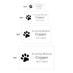 Op de afbeelding: Vier verschillende maten gedenkplaten voor huisdieren met een zwarte pootprint en de tekst "In Loving Memory Copper 2017-2023".