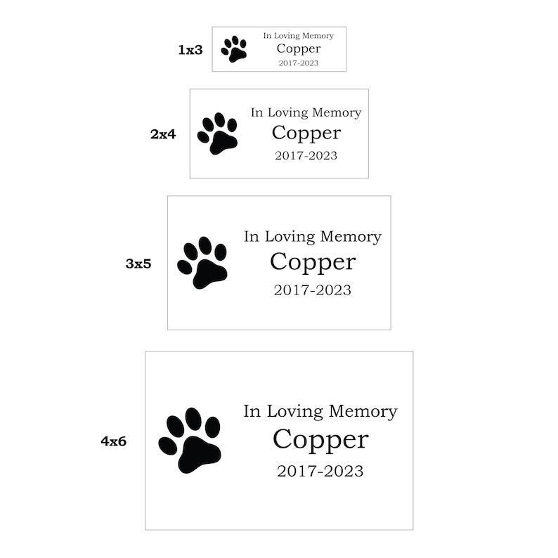 Op de afbeelding: Vier verschillende maten gedenkplaten voor huisdieren met een zwarte pootprint en de tekst "In Loving Memory Copper 2017-2023".