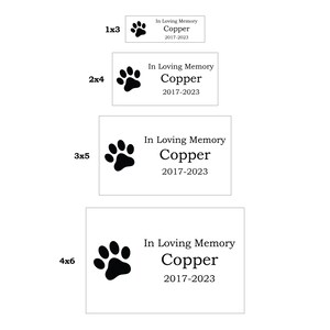 以下が含まれることがあります： 黒い足跡と「In Loving Memory Copper 2017-2023」の文字が書かれた、4種類のサイズのペット用追悼プレート。