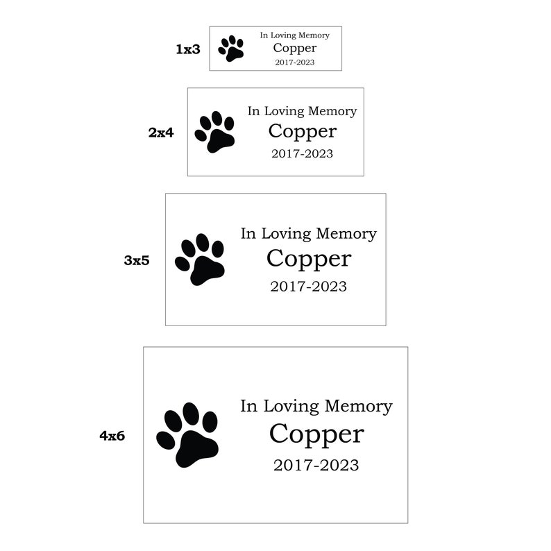 以下が含まれることがあります： 黒い足跡と「In Loving Memory Copper 2017-2023」の文字が書かれた、4種類のサイズのペット用追悼プレート。