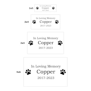 Op de afbeelding: Vier verschillende maten gedenkplaten voor huisdieren met de tekst "In Loving Memory Copper 2017-2023" en poot afdrukken.