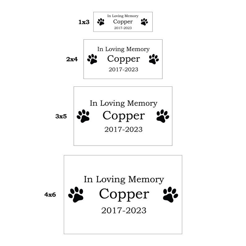 Op de afbeelding: Vier verschillende maten gedenkplaten voor huisdieren met de tekst "In Loving Memory Copper 2017-2023" en poot afdrukken.