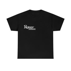 Pode incluir: T-shirt preta com a inscrição branca "Rotary ENGINE" estampada na frente. A palavra "Rotary" está em uma fonte de escrita estilizada, e "ENGINE" está em um retângulo abaixo.