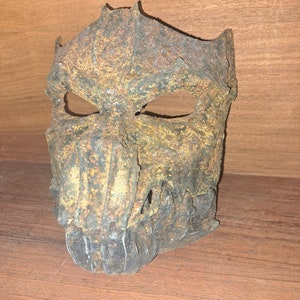 3D gedruckte Maske. Klappkiefer, rostfarben lackiert. Ideal für Halloween, Cosplay oder Display.