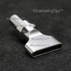 Puede incluir: Una herramienta plateada con una punta rectangular y una base cilíndrica. La herramienta tiene un acabado metálico liso y está sobre un fondo oscuro. El texto "©EverlastingTips™" es visible.