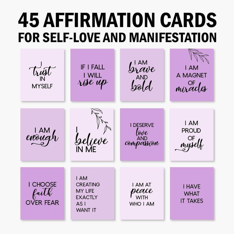 K&ouml;nnte beinhalten: 45 Affirmationskarten mit positiven Botschaften f&uuml;r Selbstliebe und Manifestation. Die Karten sind auf einem hellvioletten Hintergrund mit schwarzem Text und Illustrationen gedruckt.