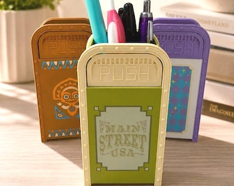 Mini portalápices con forma de cubo de basura inspirado en el parque / Organizador de escritorio Disney / Bonito portalápices / Decoración de escritorio / Regalo para fans del parque