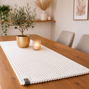 Gestrickter Tischläufer, Tischdekoration