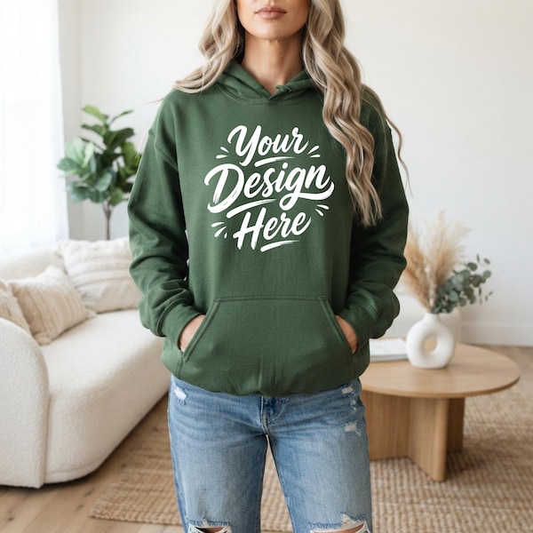 Mockup do moletom com capuz Gildan 18500 verde-floresta, modelo loira sem rosto em cenário com estética boho, fotografia de vestuário em moletom com capuz de tecido pesado.