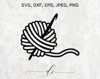 Könnte beinhalten: Schwarz-weiß-Linienzeichnung einer Wollknäuel mit einer Häkelnadel. Der Text "SVG, DXF, EPS, JPEG, PNG" und "DECAL CREATIONS" befindet sich unter dem Bild.