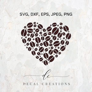 Op de afbeelding: Een bruine hartvorm gemaakt van koffiebonen. De tekst "SVG, DXF, EPS, JPEG, PNG" staat bovenaan de afbeelding. De tekst "DECAL CREATIONS" staat onderaan de afbeelding.