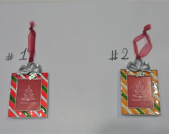 Fiestas Navidad 2021 Foto Foto Marco de metal Ornamento 3.5 "H x 2.25" W Estilo de envoltura de regalo con lazo de plata Joya Foto de apertura 2 "H x 1.5" W