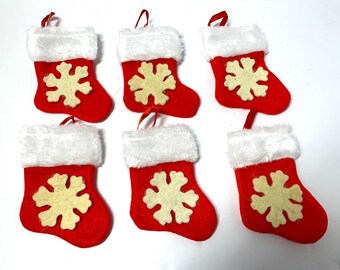 Medias de fieltro con forma de copo de nieve rojo (5" x 3.5" de ancho), con cordón para colgar (juego de 6 unidades)