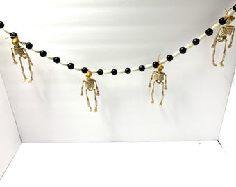 Guirnalda de Halloween con 6 esqueletos, cuentas de madera blancas y negras de 183 cm