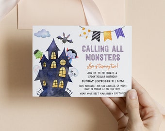 Puede incluir: Invitación con temática de Halloween con una ilustración de una casa embrujada, murciélagos y personajes monstruosos. El texto dice "Calling All Monsters" e incluye detalles de la fiesta. La invitación es sostenida por una mano.