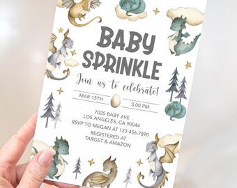 Könnte beinhalten: Eine Baby-Sprinkle-Einladung mit Aquarellillustrationen von Drachen, Wolken und Sternen. Die Einladung enthält den Text "BABY SPRINKLE" und Eventdetails wie Datum, Uhrzeit und Ort.