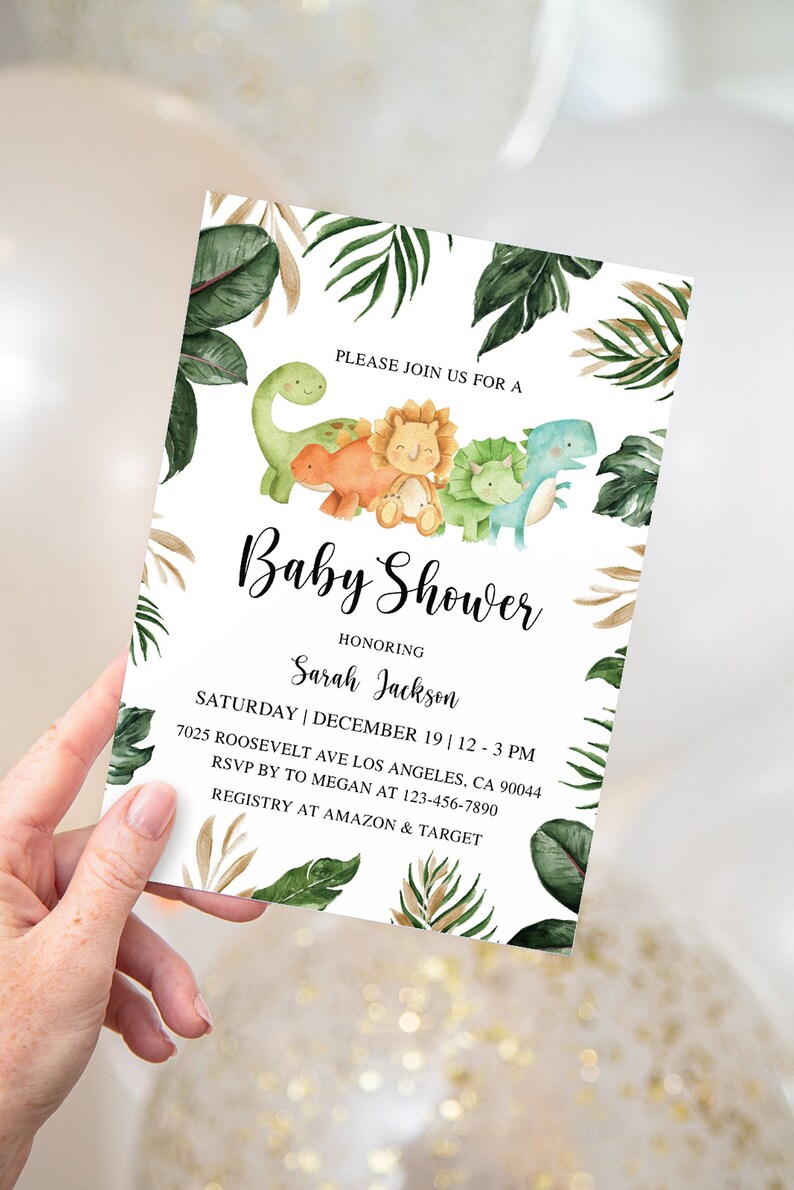 Puede incluir: Una invitaci&oacute;n a una baby shower con tem&aacute;tica de la jungla. La invitaci&oacute;n presenta un grupo de dinosaurios de dibujos animados en verde, naranja y azul. El texto de la invitaci&oacute;n dice "Por favor, &uacute;nase a nosotros para una Baby Shower en honor a Sarah Jackson. S&aacute;bado | 19 de diciembre | 12-3 PM. 7025 Roosevelt Ave Los &Aacute;ngeles, CA 90044. RSVP a Megan al 123-456-7890. Registro en Amazon & Target."