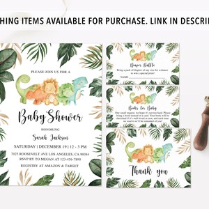 Puede incluir: Una invitaci&oacute;n a una baby shower con tem&aacute;tica de jungla verde y dorada con una linda ilustraci&oacute;n de dinosaurios y un le&oacute;n. La invitaci&oacute;n incluye el texto "Por favor, &uacute;nase a nosotros para una Baby Shower en honor a Sarah Jackson" y los detalles del evento.