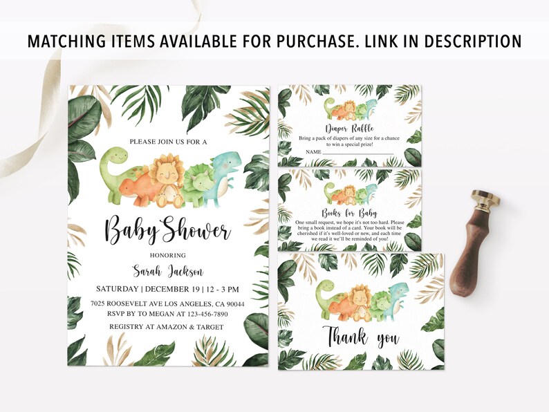 Puede incluir: Una invitaci&oacute;n a una baby shower con tem&aacute;tica de jungla verde y dorada con una linda ilustraci&oacute;n de dinosaurios y un le&oacute;n. La invitaci&oacute;n incluye el texto "Por favor, &uacute;nase a nosotros para una Baby Shower en honor a Sarah Jackson" y los detalles del evento.