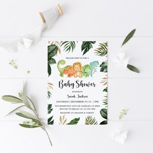 Puede incluir: Una invitaci&oacute;n a una baby shower con tem&aacute;tica de la selva. La invitaci&oacute;n presenta un grupo de dinosaurios de dibujos animados en fila, con un le&oacute;n en el medio. El texto de la invitaci&oacute;n dice "Por favor, &uacute;nase a nosotros para una Baby Shower en honor a Sarah Jackson, s&aacute;bado 19 de diciembre, de 12 a 3 PM, 1015 Roosevelt Ave Los &Aacute;ngeles, CA 90041, RSVP a Megan al 123-456-7890, Registro en Amazon & Target."