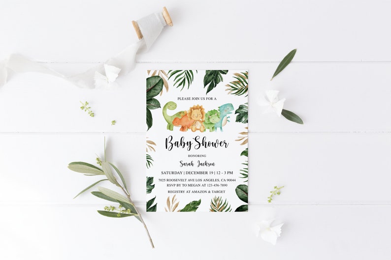Puede incluir: Una invitaci&oacute;n a una baby shower con tem&aacute;tica de la selva. La invitaci&oacute;n presenta un grupo de dinosaurios de dibujos animados en fila, con un le&oacute;n en el medio. El texto de la invitaci&oacute;n dice "Por favor, &uacute;nase a nosotros para una Baby Shower en honor a Sarah Jackson, s&aacute;bado 19 de diciembre, de 12 a 3 PM, 1015 Roosevelt Ave Los &Aacute;ngeles, CA 90041, RSVP a Megan al 123-456-7890, Registro en Amazon & Target."