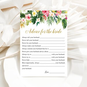 Peut inclure: Une carte blanche avec un motif floral en haut et le texte "Advice for the bride" en &eacute;criture dor&eacute;e. La carte contient une liste d'invites pour que les invit&eacute;s donnent des conseils &agrave; la mari&eacute;e, tels que "Always tell your husband..." et "Never let your husband..."