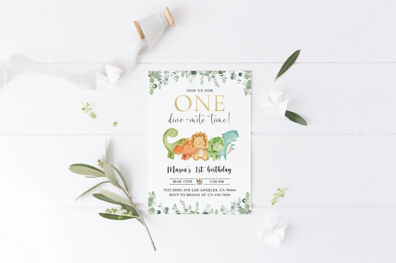 K&ouml;nnte beinhalten: Eine gr&uuml;ne, blaue, orange und gelbe Dinosaurier-Geburtstagseinladung mit einer goldenen Krone und dem Text "Join us for One dino-mite time! Mason's 1st birthday, Mar 13th, 3:00 PM, 7025 Dino Ave Los Angeles, CA 90044, RSVP to Megan at 123-456-7890".