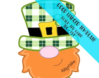Puede incluir: Plantilla de colgador de puerta del Día de San Patricio con un duende de dibujos animados. El duende tiene barba naranja, nariz rosa y sombrero a cuadros verdes y blancos con hebilla dorada. El texto "Door Hanger Template" es visible.