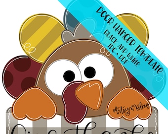 Puede incluir: Una plantilla de colgador de puerta de Acción de Gracias con un pavo de dibujos animados con cabeza marrón, ojos grandes y una papada roja. El pavo está mirando por encima de un letrero que dice "Give Thanks" en letras negras sobre un fondo a cuadros gris y blanco. La plantilla está disponible en blanco y negro y es un PDF imprimible.