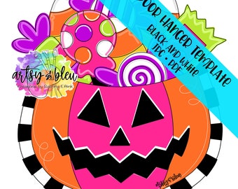 Op de afbeelding: Een roze pompoen deurhanger met een zwart-wit gestreepte rand. De pompoen heeft een zwart jack-o'-lantern gezicht en is gevuld met kleurrijke snoepjes, waaronder lolly's, snoepstokken en drop. De tekst "DOOR HANGER TEMPLATE BLACK AND WHITE JPG.PDF" is in wit op een blauwe achtergrond geschreven.