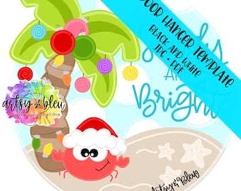 Può includere: Un modello di appendino per porta di Natale con un granchio rosso che indossa un cappello di Babbo Natale, una palma con ornamenti e luci colorate e il testo "È un Natale luminoso".