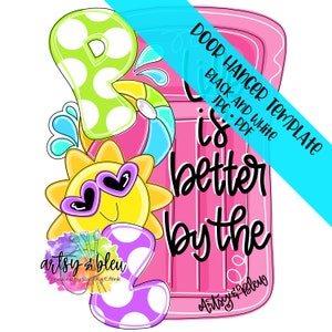 Könnte beinhalten: Ein rosa aufblasbarer Pool-Schwimmring mit dem Text "Life is better by the" in Schwarz. Der Schwimmring ist mit einem grünen Buchstaben "P", einer gelben Sonne mit lila Sonnenbrille und einer lila Zahl "2" verziert.