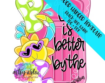 Op de afbeelding: Een roze opblaasbaar zwembadvlot met de tekst "Life is better by the" in zwart. Het vlot is versierd met een groene letter "P", een gele zon met paarse zonnebril en een paars cijfer "2".