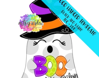 Op de afbeelding: Een witte geest die een zwarte en oranje heksenhoed draagt met een paarse band. De geest houdt een paars, groen en oranje "BOO"-bord vast. De afbeelding bevat de tekst "artsy & blew" en "DOOR HANGER TEMPLATE BLACK AND WHITE JPG - PDF".
