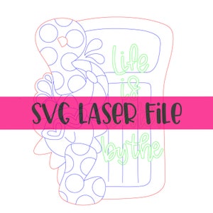 Könnte beinhalten: Ein Schwarzweiß-Linienkunstdesign einer Schildkröte mit Punkten und dem Text "Life is better by the" auf einem rechteckigen Schild. Das Design ist für die Verwendung mit einem Laserschneider geeignet.