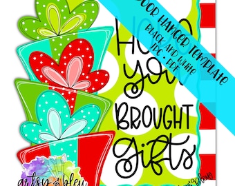 Può includere: Un appendino per porta verde, rosso e blu con sfondo bianco e pois bianchi. Il testo "Ho you brought gifts" è scritto in nero. L'appendino per porta è un modello di download digitale.