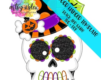 Op de afbeelding: Een witte suikerschedel deurhanger sjabloon met een zwart-oranje gestreepte hoed, een paars-witte strik en een jack-o-lantern. De ogen zijn zwart met groene en oranje accenten. De mond is open met vier witte tanden. De tekst "DOOR HANGER TEMPLATE BLACK AND WHITE JPG PDF" staat in de rechterbovenhoek.