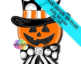 Op de afbeelding: Een Halloween-thema deurhanger sjabloon met een oranje pompoen met een zwart glittergezicht, het dragen van een zwarte hoge hoed met witte stippen. Het ontwerp bevat een zwart-wit gestreepte strik. Tekst op de afbeelding luidt "Door Hanger Template Black and White".