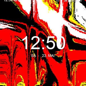 Könnte beinhalten: Eine digitale Uhr, die 12:50 anzeigt, mit dem Datum "SA - 23. MAI" auf einem abstrakten Hintergrund in Rot, Gelb, Schwarz und Weiß.