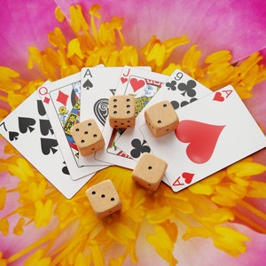 Conjunto de 2 jogos de mesa: cartas e dados franceses em caixa de madeira natural, conjunto de cartas com 52 cartas e 5 dados