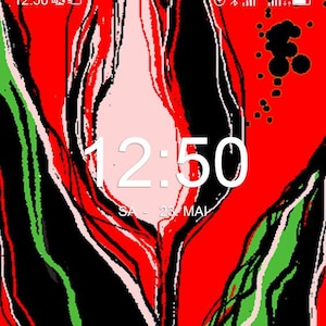Könnte beinhalten: Ein digitales Zifferblatt mit einem abstrakten Hintergrund in Rot, Schwarz und Grün. Die Uhrzeit ist 12:50 und das Datum ist SA - 23 MAI.