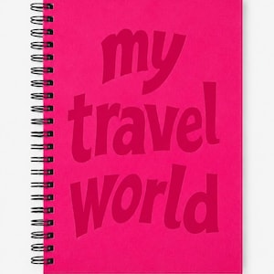 Può includere: Un taccuino a spirale rosa acceso con il testo "my travel world" stampato in una tonalità di rosa più scura sulla copertina. Il taccuino presenta una rilegatura a spirale metallica nera sul lato sinistro e uno sfondo rosa vivido e uniforme.
