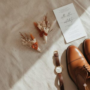 Ansteckblumen aus Trockenblumen – SOMMER-Accessoires für Hochzeiten und andere Anlässe.