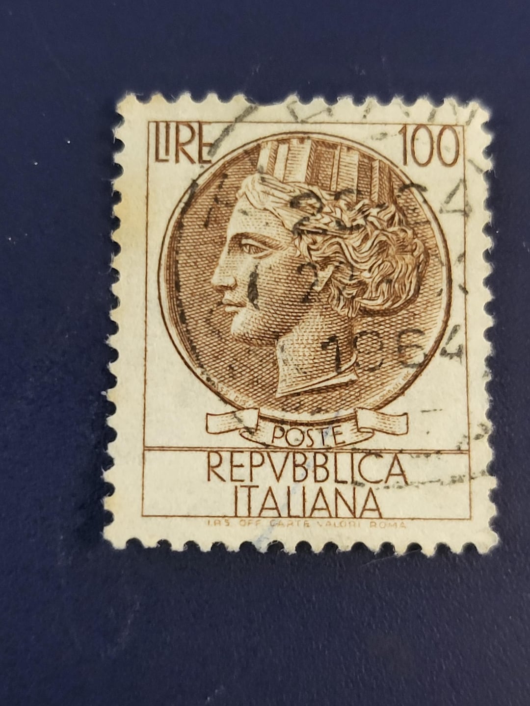 イタリア　シラキュース100リラ大寸法使用済切手　通常100リラ使用済切手。 il_1080xN.6625171931_szwc.jpg