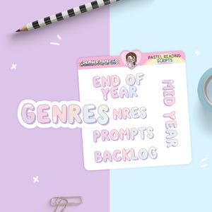 以下が含まれることがあります： 「Genres」「End of Year」「Prompts」「Backlog」の文字が入ったパステルカラーのステッカーシート。背景には鉛筆とマスキングテープが見えます。ステッカーシートには「Pastel Reading Scripts」と「Demure Paper Co.」と書かれています。