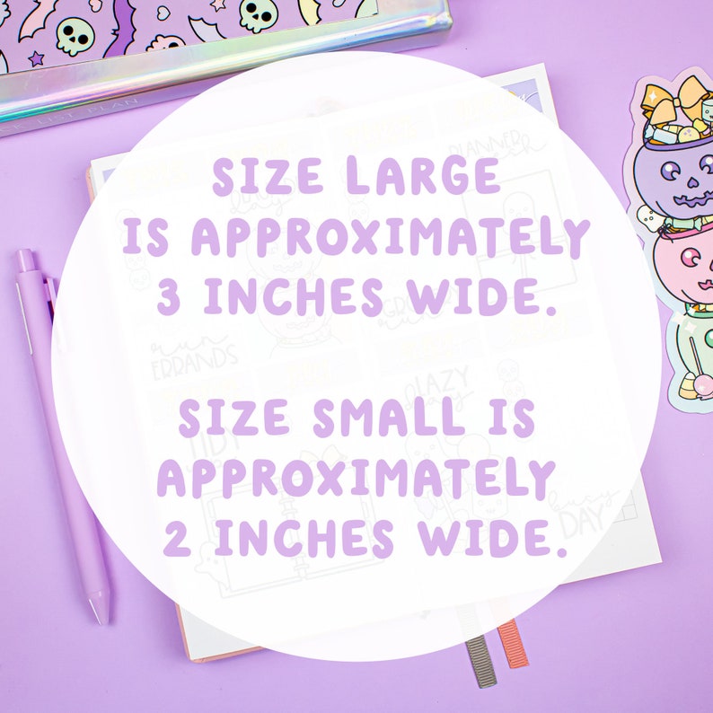 以下が含まれることがあります： 白い円の中に「SIZE LARGE IS APPROXIMATELY 3 INCHES WIDE. SIZE SMALL IS APPROXIMATELY 2 INCHES WIDE.」というテキストが書かれているクローズアップ。円は、ピンクの表面に置かれたノートと、ハロウィーンをテーマにしたキャンディーバケツのステッカーの上に置かれている。