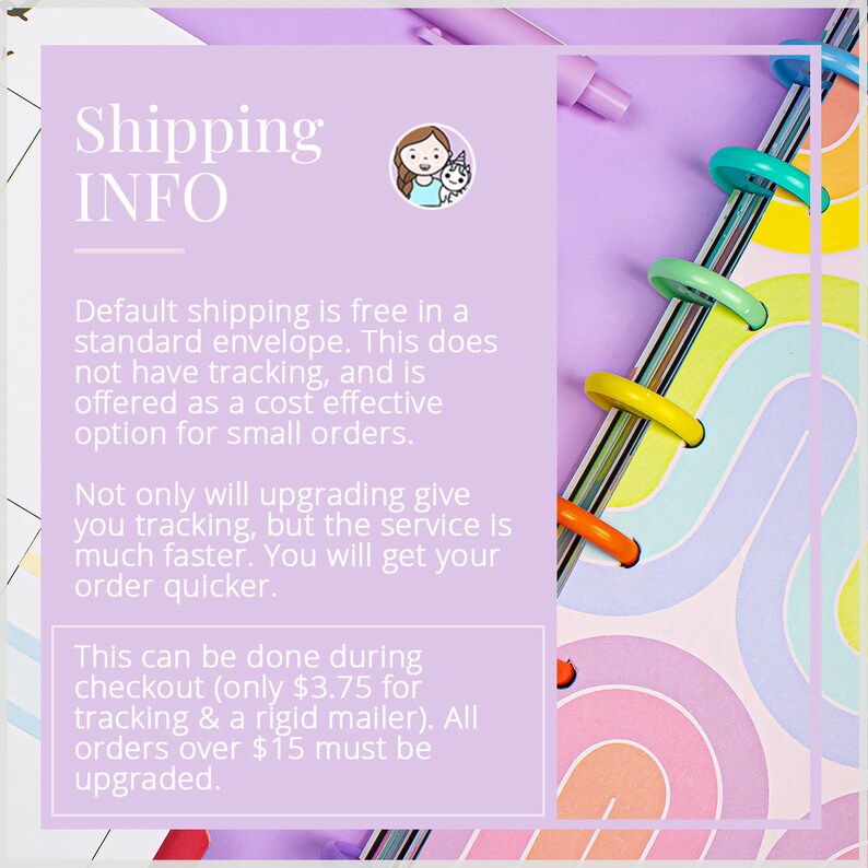 K&ouml;nnte beinhalten: Eine rosa und lila Grafik mit dem Text "Shipping INFO" und Informationen zu den Versandoptionen. Der Text besagt, dass der Standardversand in einem Standardumschlag kostenlos ist, aber kein Tracking beinhaltet. Ein Upgrade des Versands ist f&uuml;r 3,75 &euro; m&ouml;glich und beinhaltet Tracking und einen stabilen Umschlag. Bestellungen &uuml;ber 15 &euro; m&uuml;ssen aufger&uuml;stet werden.